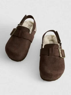 Pantuflas tipo zueco con tira al talón