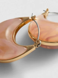 Pendientes de aro de resina en tono dorado