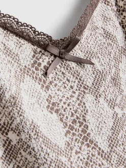 Pijama con estampado de leopardo y encaje