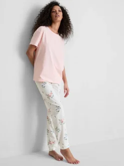 Pijama con estampado floral