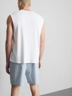 Pijama con pantalones cortos a rayas