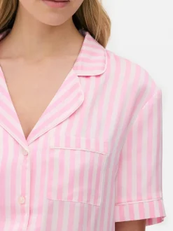 Pijama corto de satén a rayas de corte boyfriend