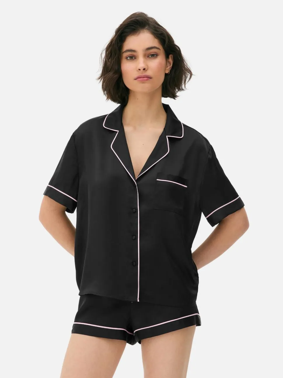 Pijama corto tipo boyfriend de satén