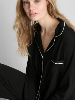 Pijama de corte boyfriend con ribete en contraste