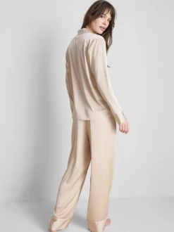 Pijama de satén de corte boyfriend