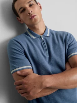 Polo con textura y cuello con cremallera