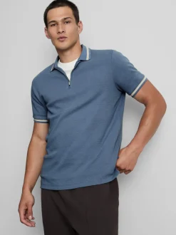 Polo con textura y cuello con cremallera