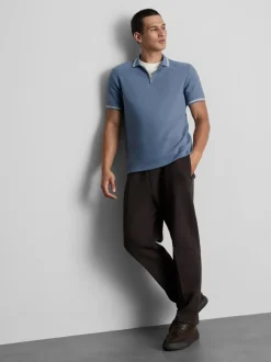 Polo con textura y cuello con cremallera