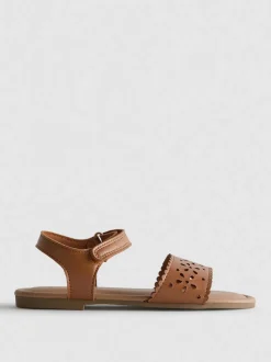 Sandalias con diseño cortado a láser