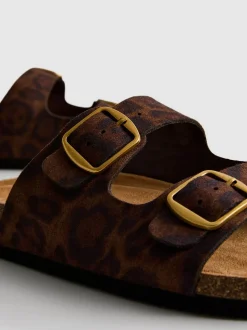 Sandalias con doble tira y estampado de leopardo
