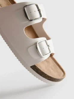 Sandalias con dos tiras con hebillas