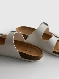 Sandalias con dos tiras con hebillas
