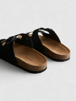 Sandalias con dos tiras con hebillas