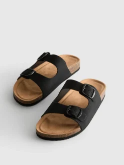 Sandalias con dos tiras con hebillas