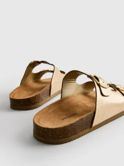 Sandalias con dos tiras con hebillas
