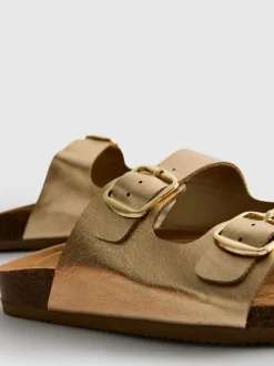 Sandalias con dos tiras con hebillas