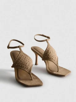 Sandalias con tachuelas de Paula Echevarría