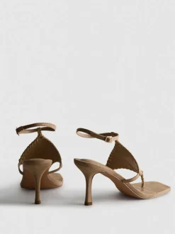 Sandalias con tachuelas de Paula Echevarría