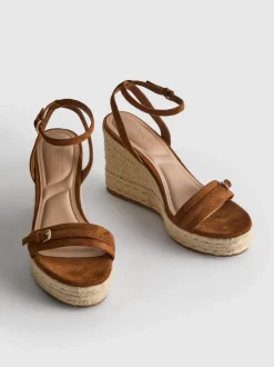 Sandalias de cuña de horma ancha con hebilla