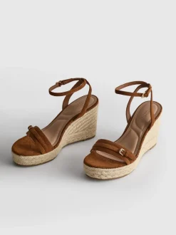 Sandalias de cuña de horma ancha con hebilla