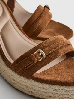 Sandalias de cuña de horma ancha con hebilla