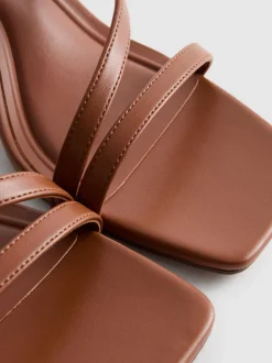 Sandalias de horma ancha y tacón grueso