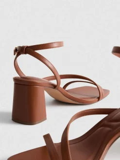 Sandalias de horma ancha y tacón grueso
