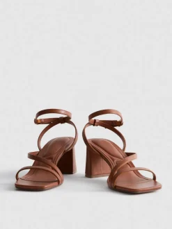 Sandalias de horma ancha y tacón grueso