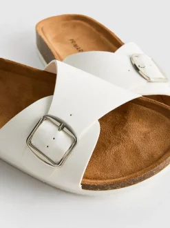 Sandalias destalonadas con tira con hebilla