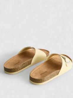 Sandalias destalonadas con tira con hebilla
