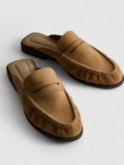 Sandalias destalonadas tipo mocasín de antelina