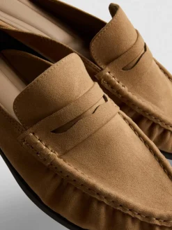 Sandalias destalonadas tipo mocasín de antelina