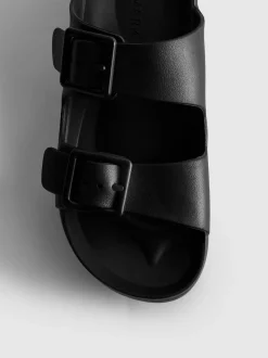 Sandalias de suela gruesa y dos tiras con hebillas