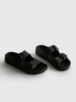 Sandalias de suela gruesa y dos tiras con hebillas