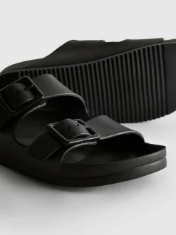 Sandalias de suela gruesa y dos tiras con hebillas