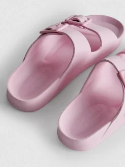 Sandalias de suela gruesa y dos tiras con hebillas