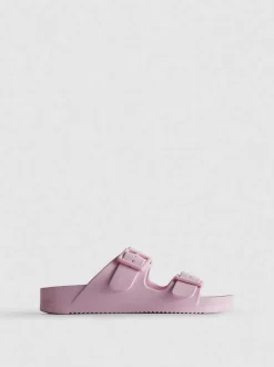 Sandalias de suela gruesa y dos tiras con hebillas