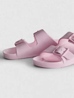 Sandalias de suela gruesa y dos tiras con hebillas