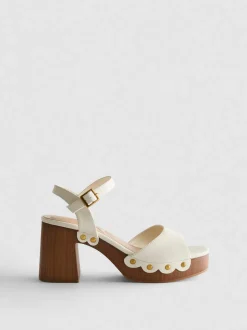 Sandalias de tacón con tachuelas de antelina