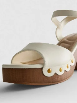 Sandalias de tacón con tachuelas de antelina