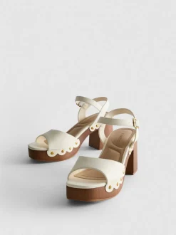 Sandalias de tacón con tachuelas de antelina