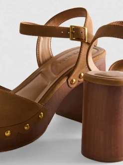 Sandalias de tacón con tachuelas de antelina