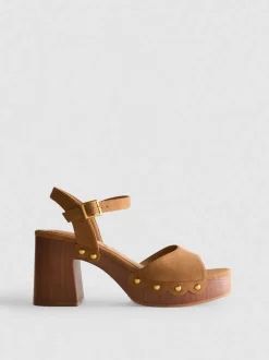 Sandalias de tacón con tachuelas de antelina