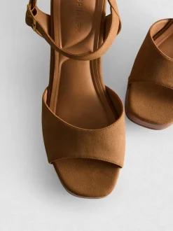 Sandalias de tacón con tachuelas de antelina