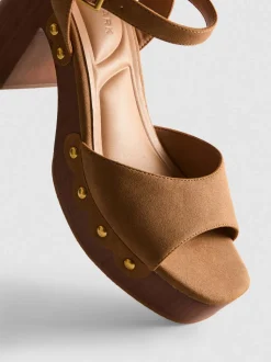 Sandalias de tacón con tachuelas de antelina