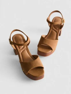Sandalias de tacón con tachuelas de antelina