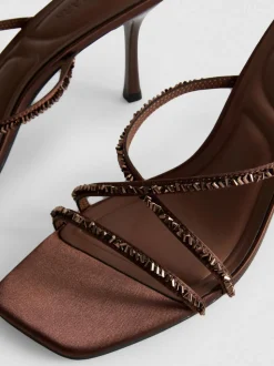 Sandalias de tacón con tiras adornadas