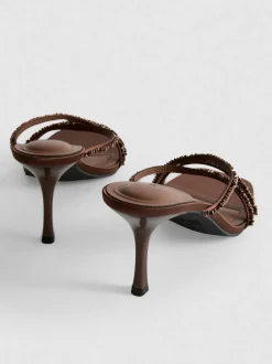 Sandalias de tacón con tiras adornadas