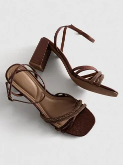 Sandalias de tacón con tiras con strass