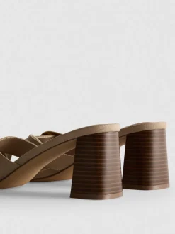 Sandalias de tacón grueso con hebilla